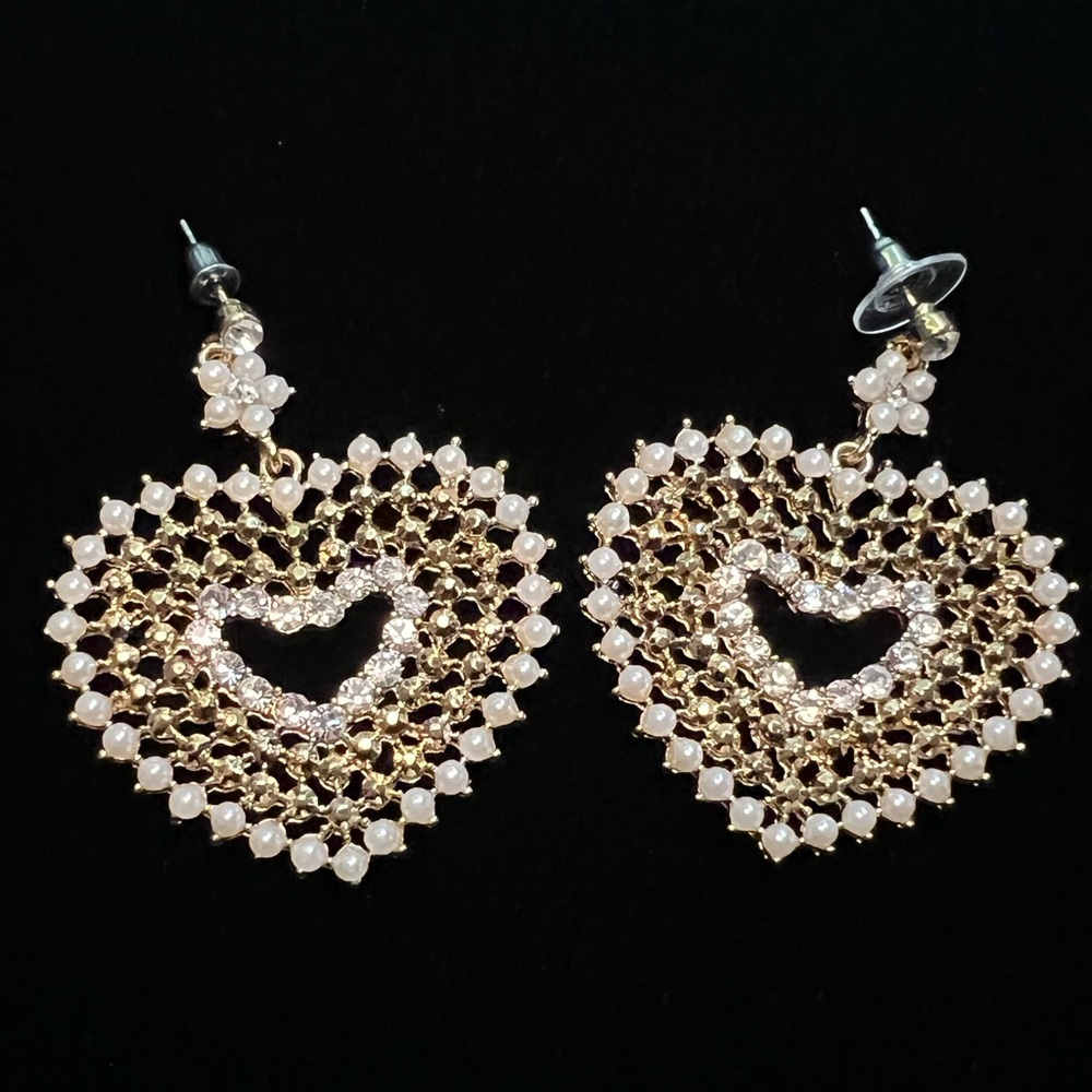 ❤️ Valentine’s Day!! Heart earrings. Posts. Costume jewelry. 💎 Gold tone.